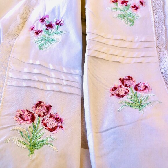 Laura Ashley Vintage 80's Long Robe White Cotton Embroidery Lace Made in U.A.E. - Picture 14 of 16